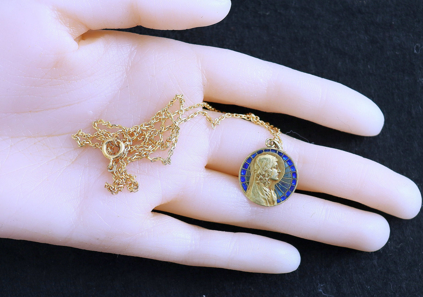 Art Deco Pendant 18 K Gold Plique-à-Jour Medal : Virgin Mary with lilies w Chain