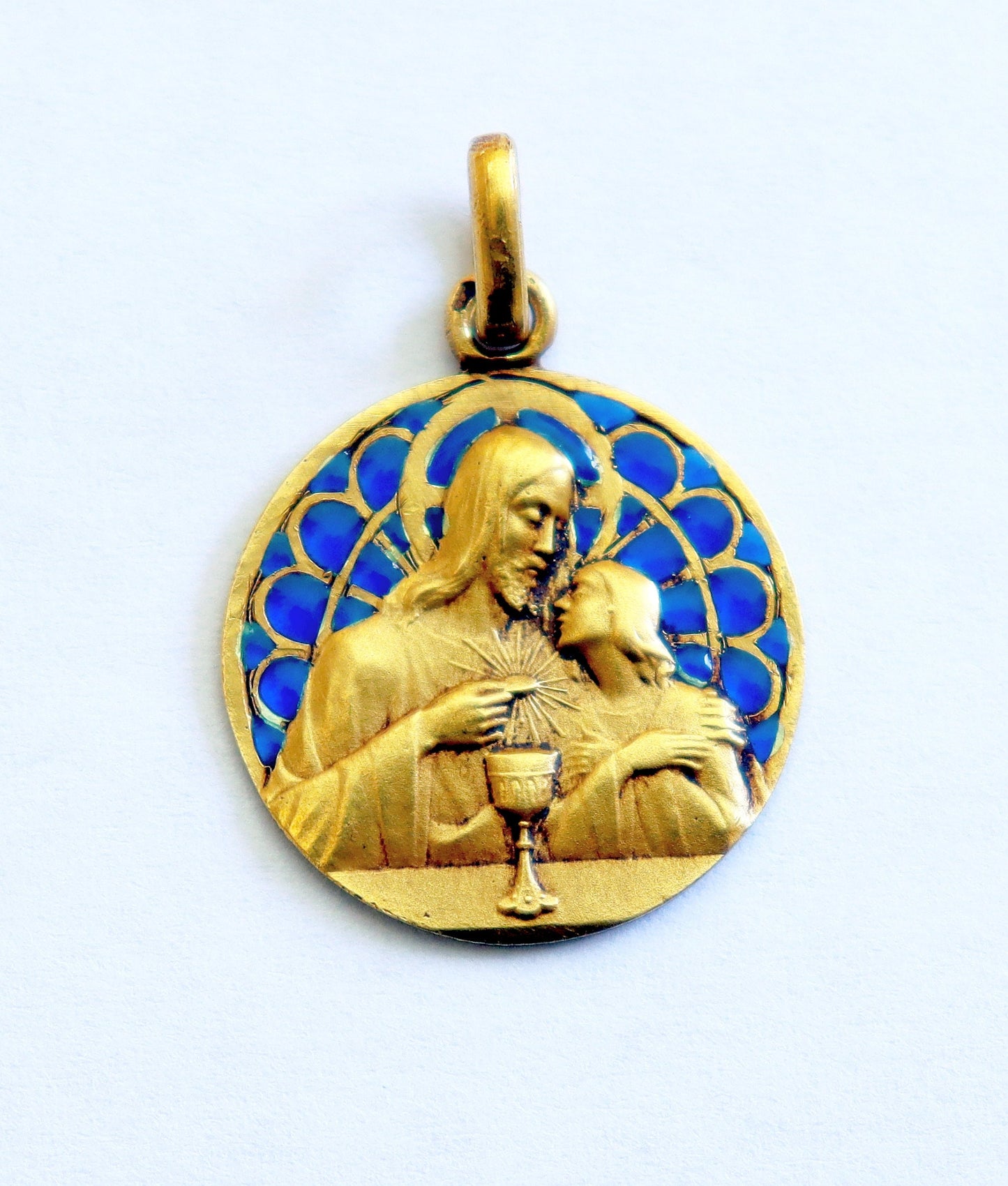 Médaille pendentif plique-à-jour de première communion en or 18 carats