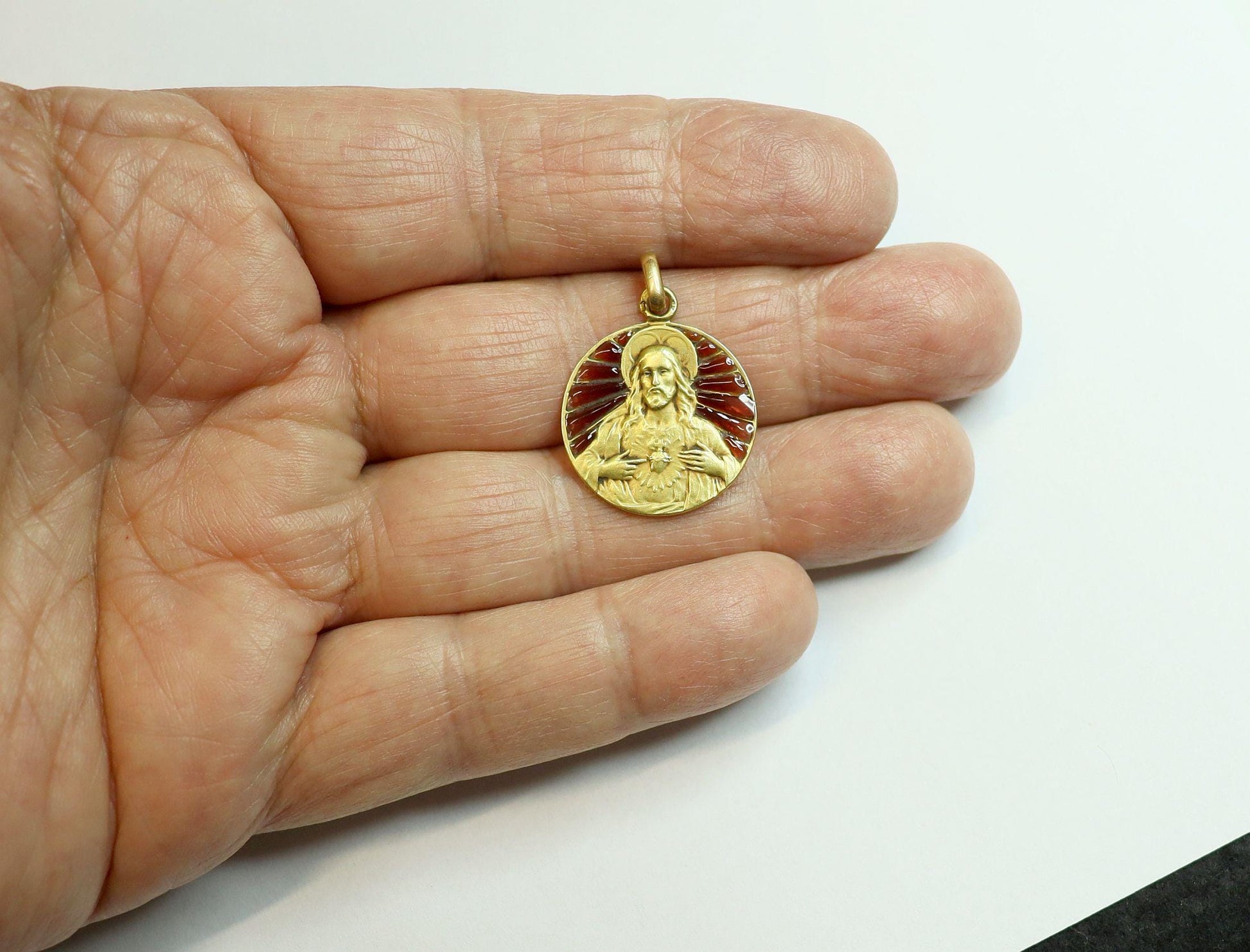 Art Deco 18 K Gold Pendant Red Plique-à-Jour Medal with Chain : The sacred Heart of Jesus - Very Rare